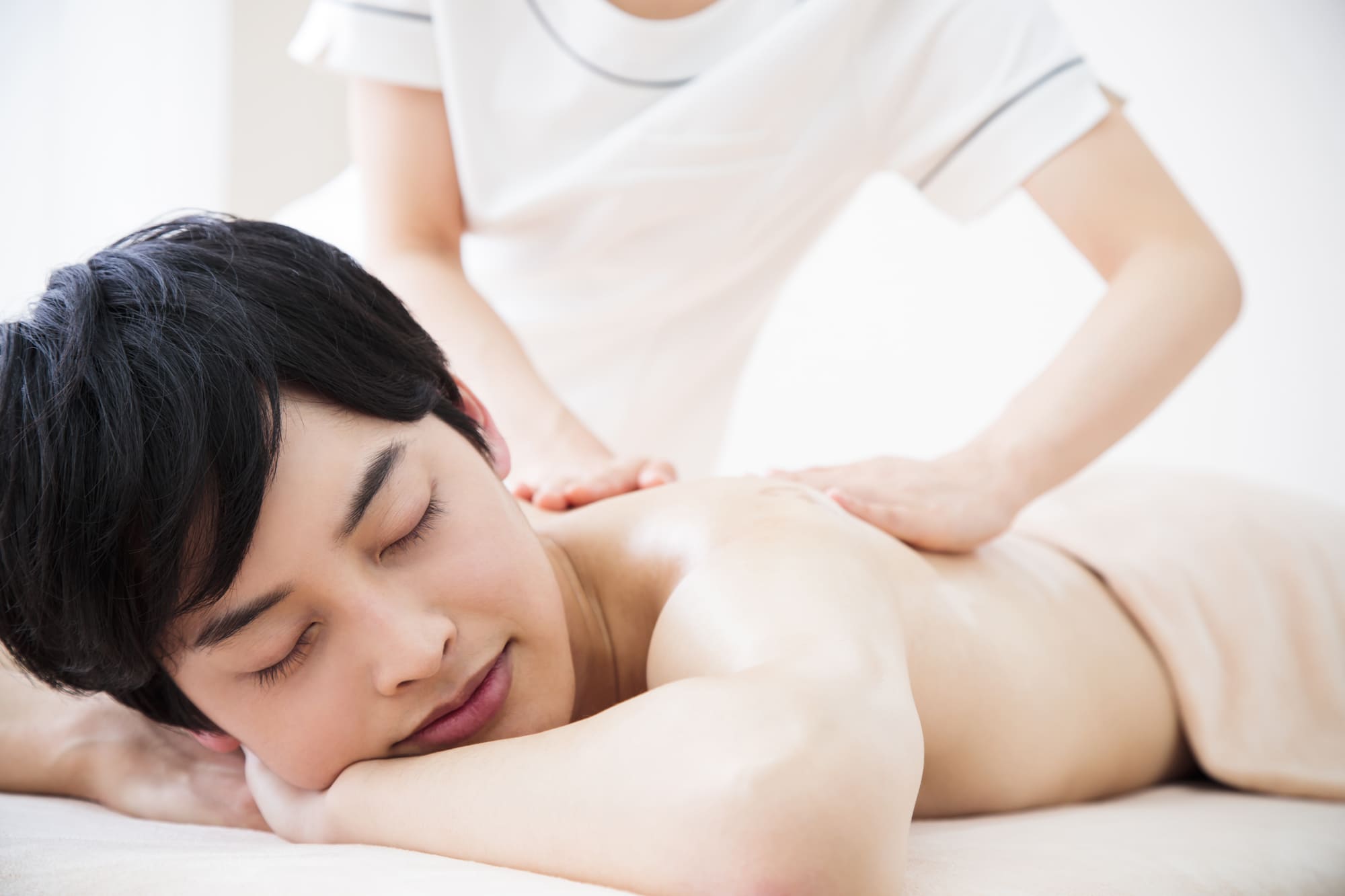 今回は静岡県のおすすめメンズエステをご紹介しました。本格的なリラクゼーションに力を入れているお店が多い印象です。家でゆっくりしたい方には自宅出張に対応しているお店がおすすめです。コース内容やオプションにそれぞれ特徴があるので、事前にチェックしてあなたにぴったりのお店をお探しください。