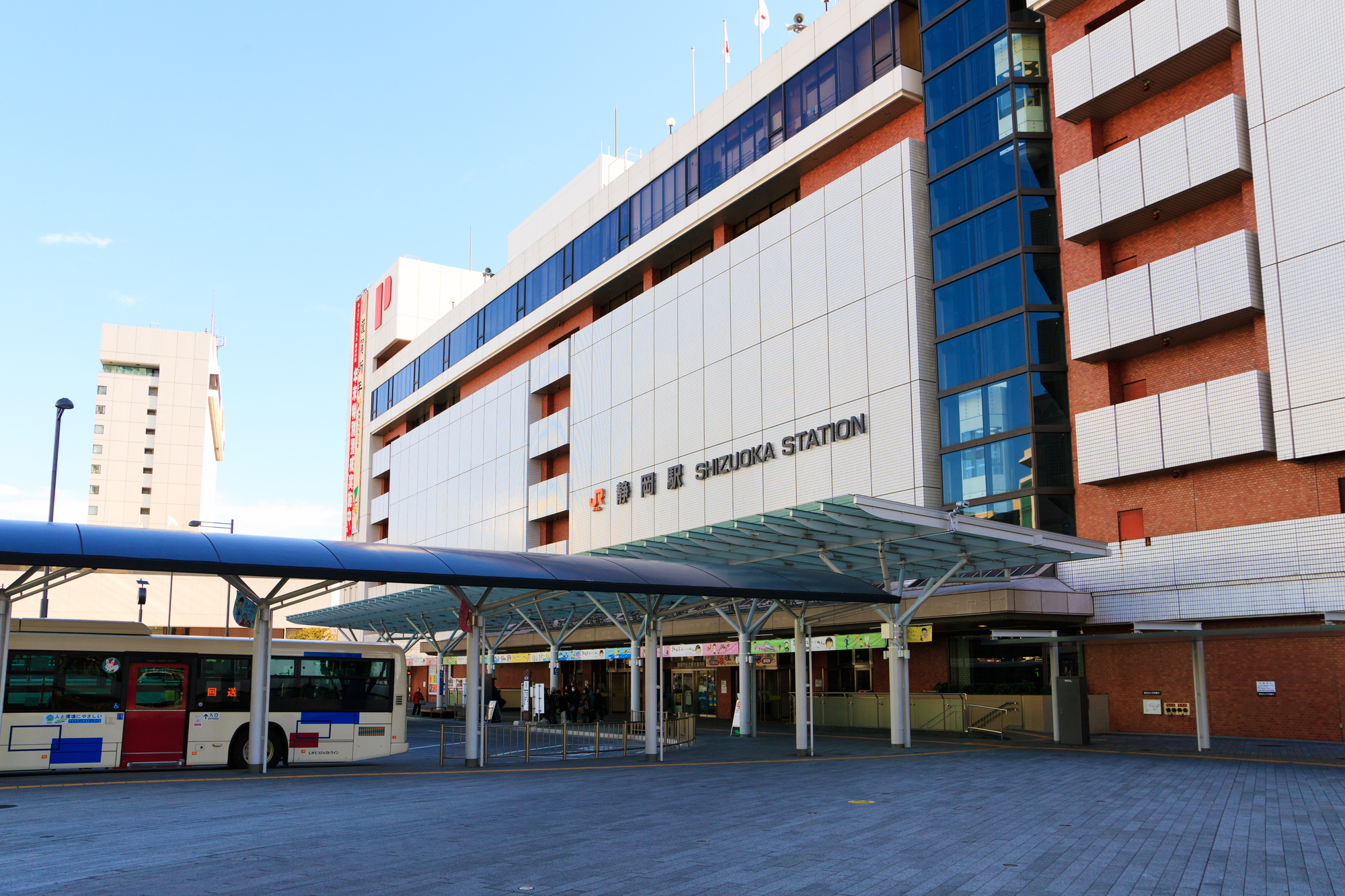 静岡県中部に位置する静岡市。静岡駅周辺には20店舗以上ものメンズエステ店が密集しています。今回はその中から特に人気の店舗を紹介します。静岡市のメンズエステ事情や、お店選びのポイントも解説していますので、ぜひ参考にしてみてください。