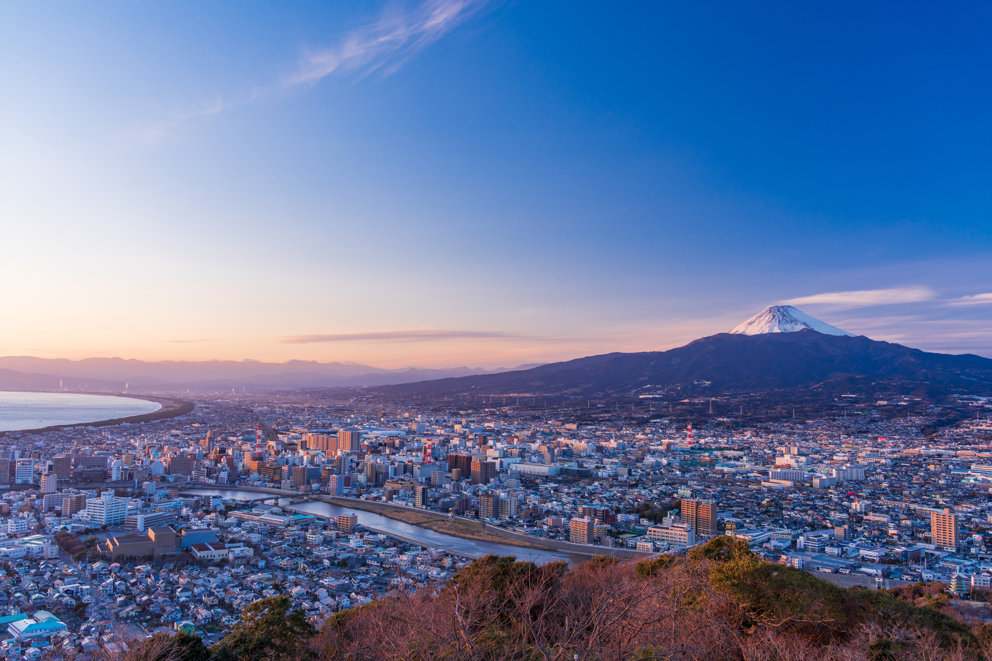 静岡東部に位置する沼津・三島・富士エリア。富士山や富士箱根伊豆国立公園などがある自然あふれる地域です。今回は、静岡東部のおすすめメンズエステ店をご紹介します。店舗情報の他にメンズエステを選ぶときのポイントや静岡東部のメンズエステ事情も解説しているので、ぜひ最後までご覧ください。